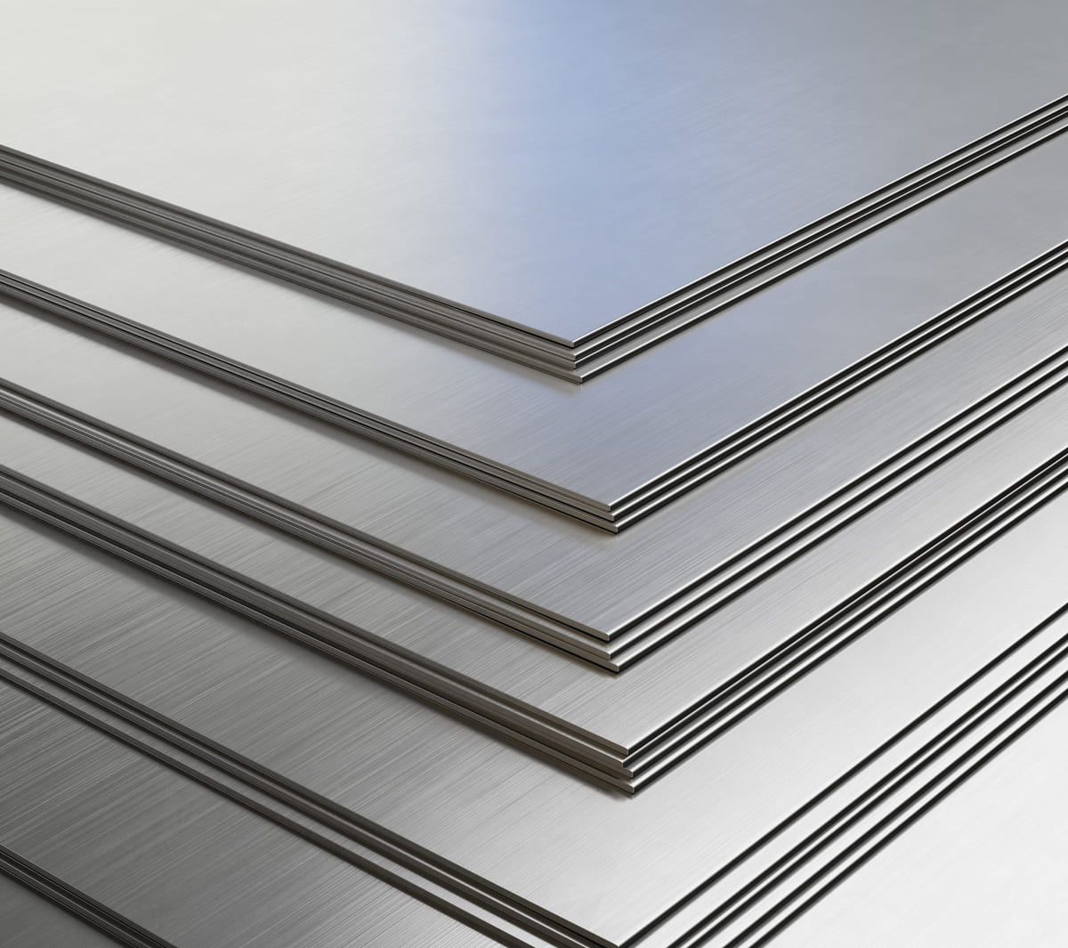 Mehrere metallene Platten gestapelt